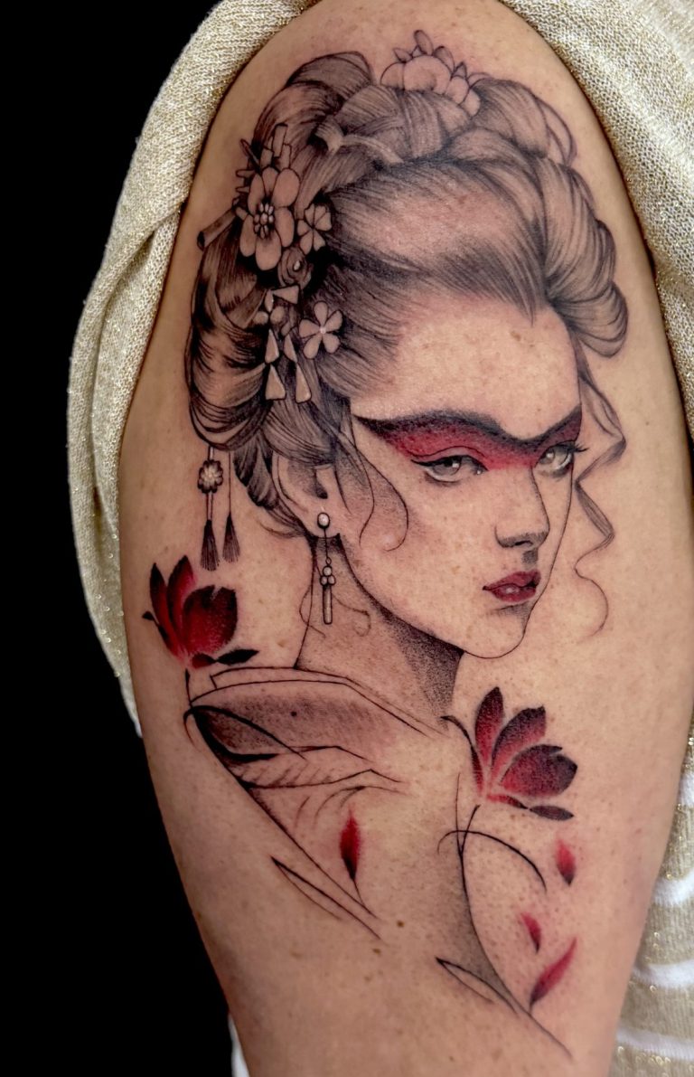 Tatouage geisha femme noir et gris avec accents rouges sur l’épaule, réalisé à Cromeline Studio à Fougères.